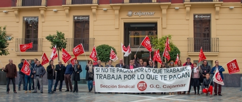 Concentración de trabajadores y trabajadoras de Cajamar frente a la nueva sede en Murcia