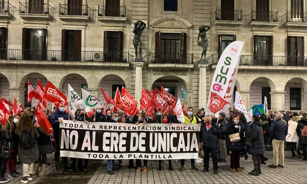 La plantilla de Unicaja en Cantabria muestra su rechazo al ERE en una concentración y se encamina a la huelga
