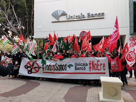 Los trabajadores de Unicaja se concentran en Málaga y Almería este martes en protesta por el ERE